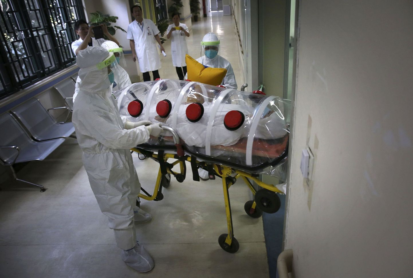 В Вашингтоне напомнили, что лихорадка Эбола не передается воздушно-капельным путем, опасный вирус распространяется только через жидкости организма человека — такие, как кровь и слюна.
