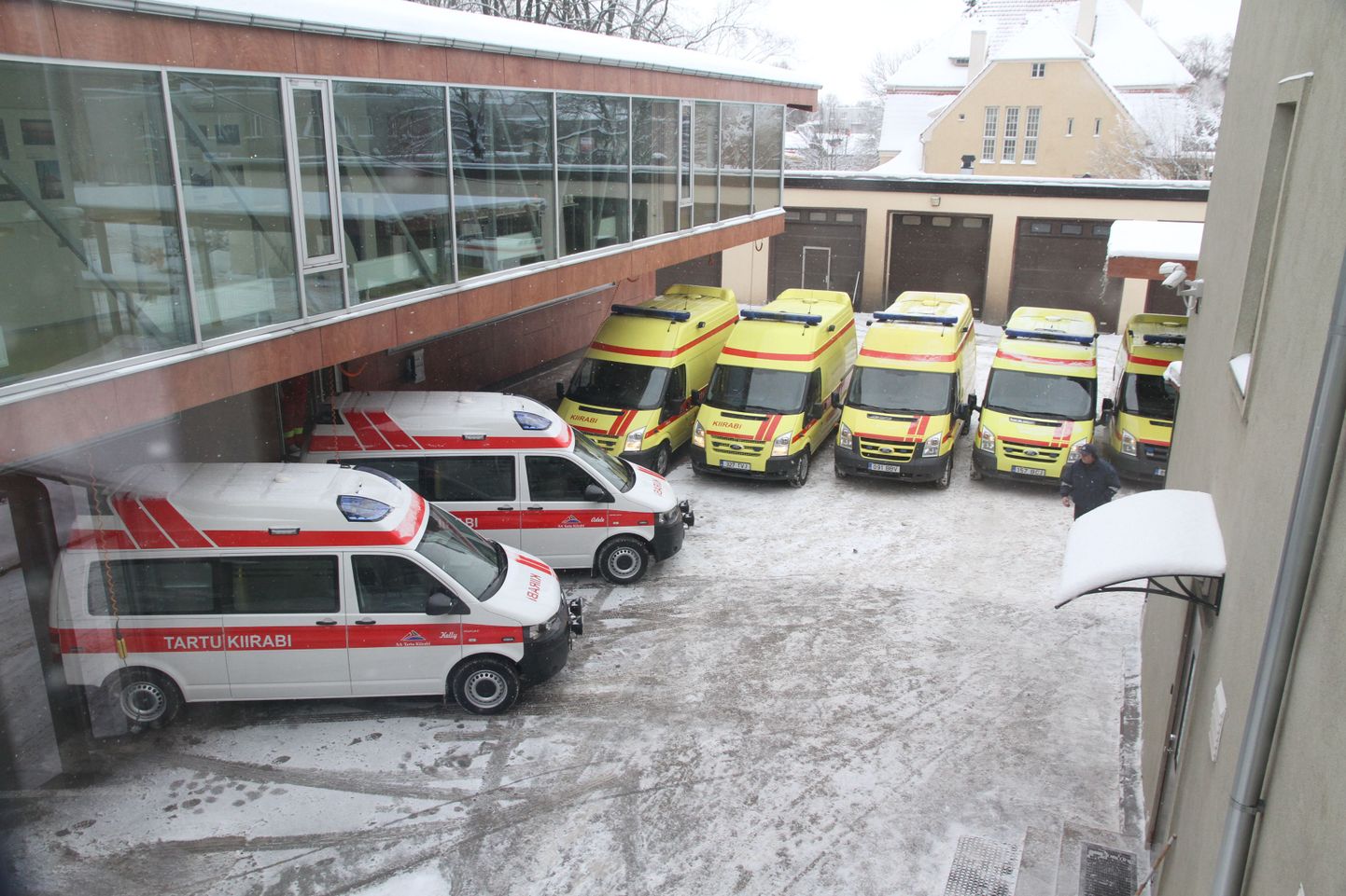 Viis valget ja kümme kollast kiirabiautot tõttavad appi Tartu kiirabi teeninduspiirkondades Lõuna-Eestis.