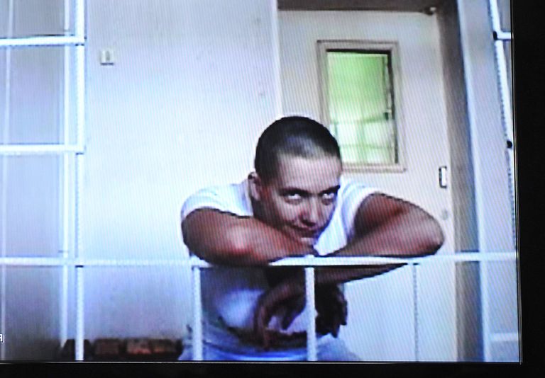 Foto videost, mille vahendusel Savtšenko osales möödunud aasta 17. juunil oma esimesel kohtuistungil Venemaal - vangis hoiti teda esialgu Voronežis.