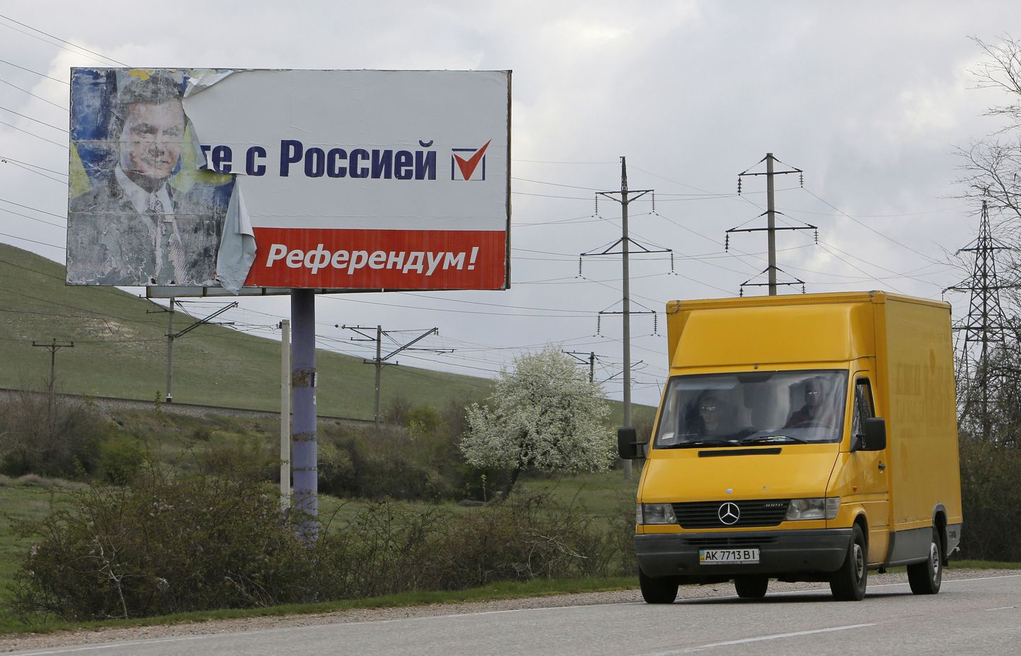 «Referendumi» plakati alt paistab ekspresident Viktor Janukovõtši vana plakat.