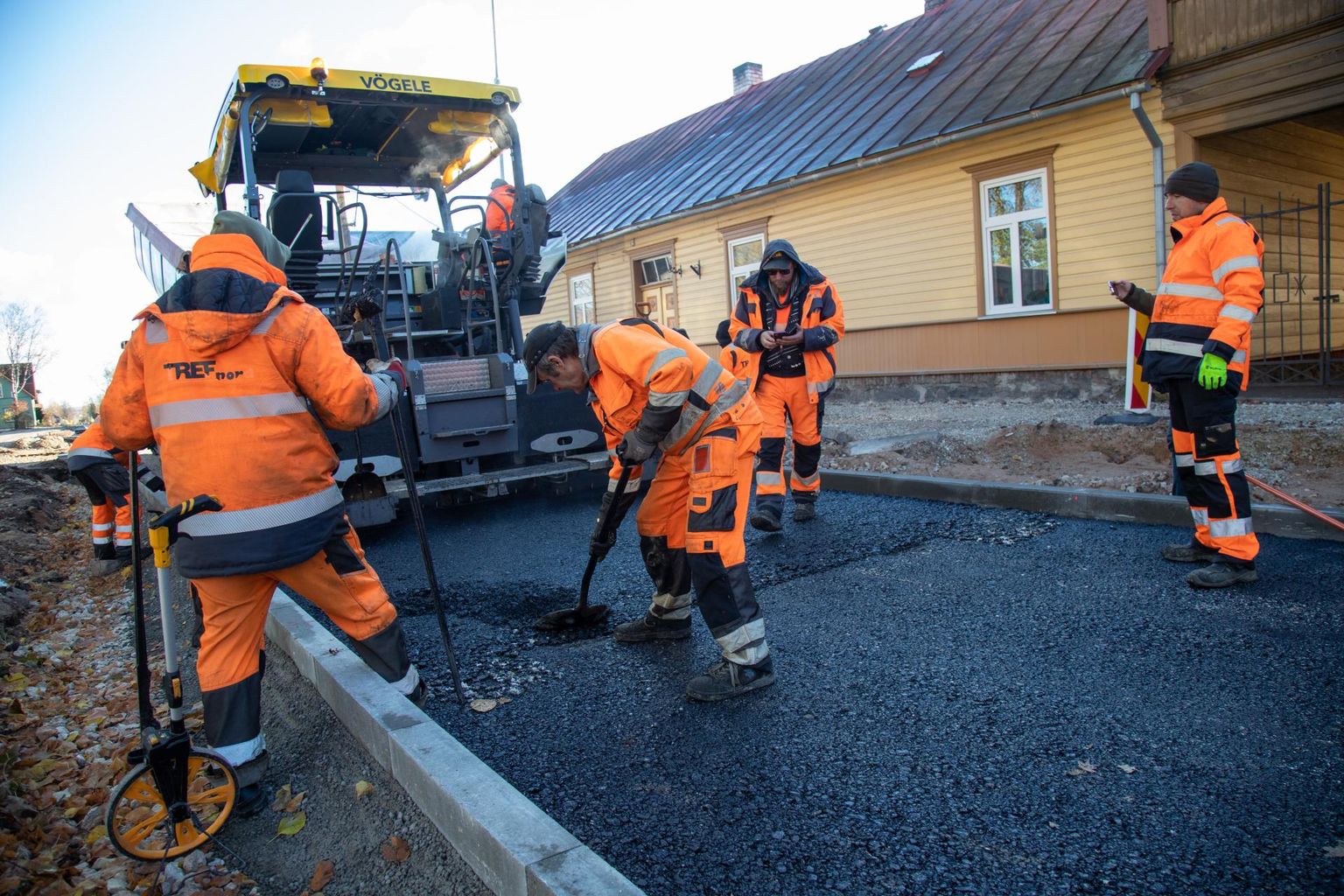 Ehitajad panid teisipäeval Uuel tänaval maha esimest asfaldikihti.