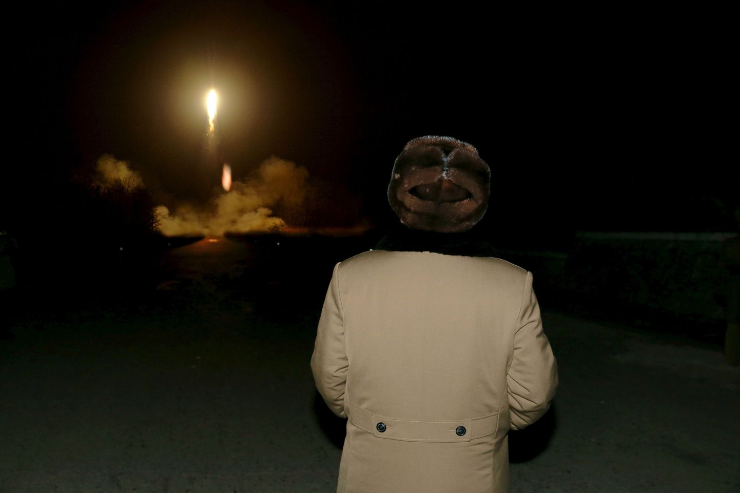 Põhja-Korea juhi Kim Jong-un jälgimas varasemat ballistilise raketi katsetust.