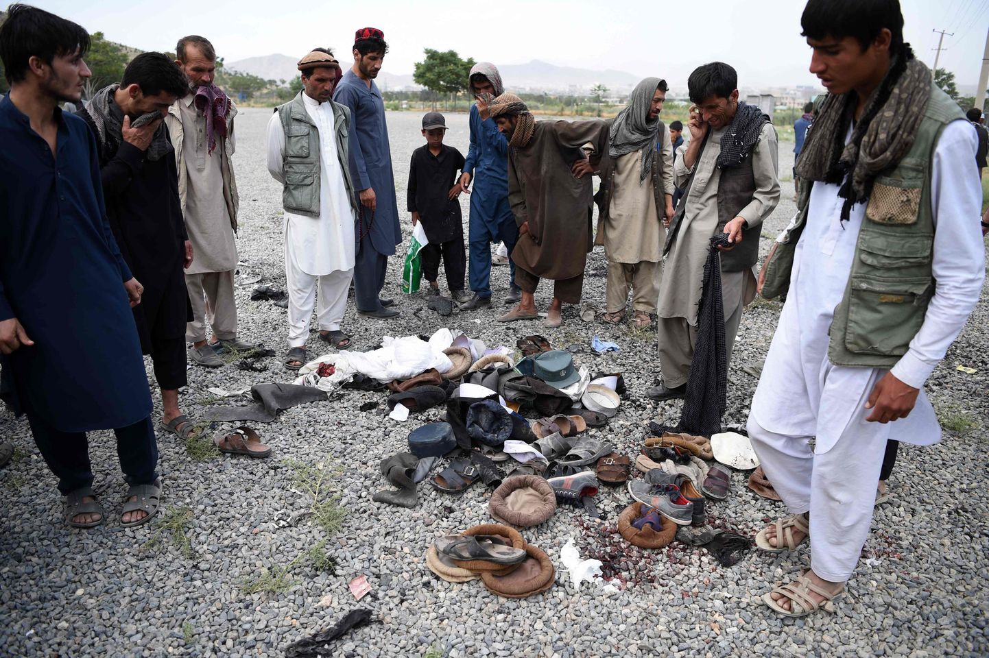 Afgaanid on kogunenud asjade ümber, mis kuulusid matusetalitusel hukkunutele.
