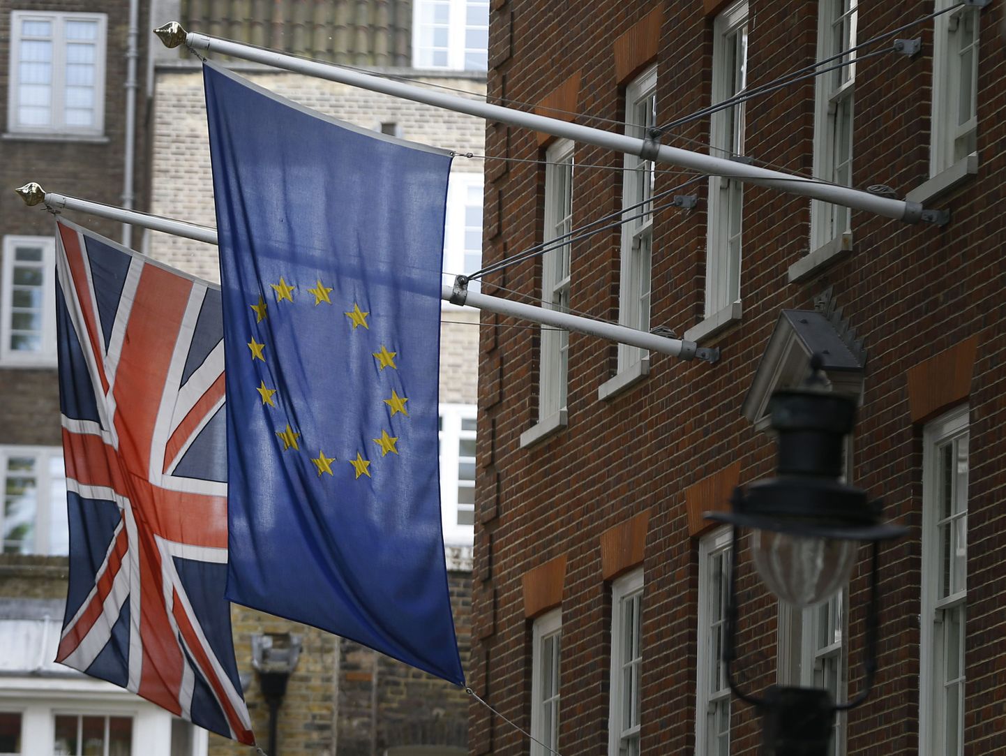 Briti ja Euroopa Liidu lipud ELi Londoni esindusel.