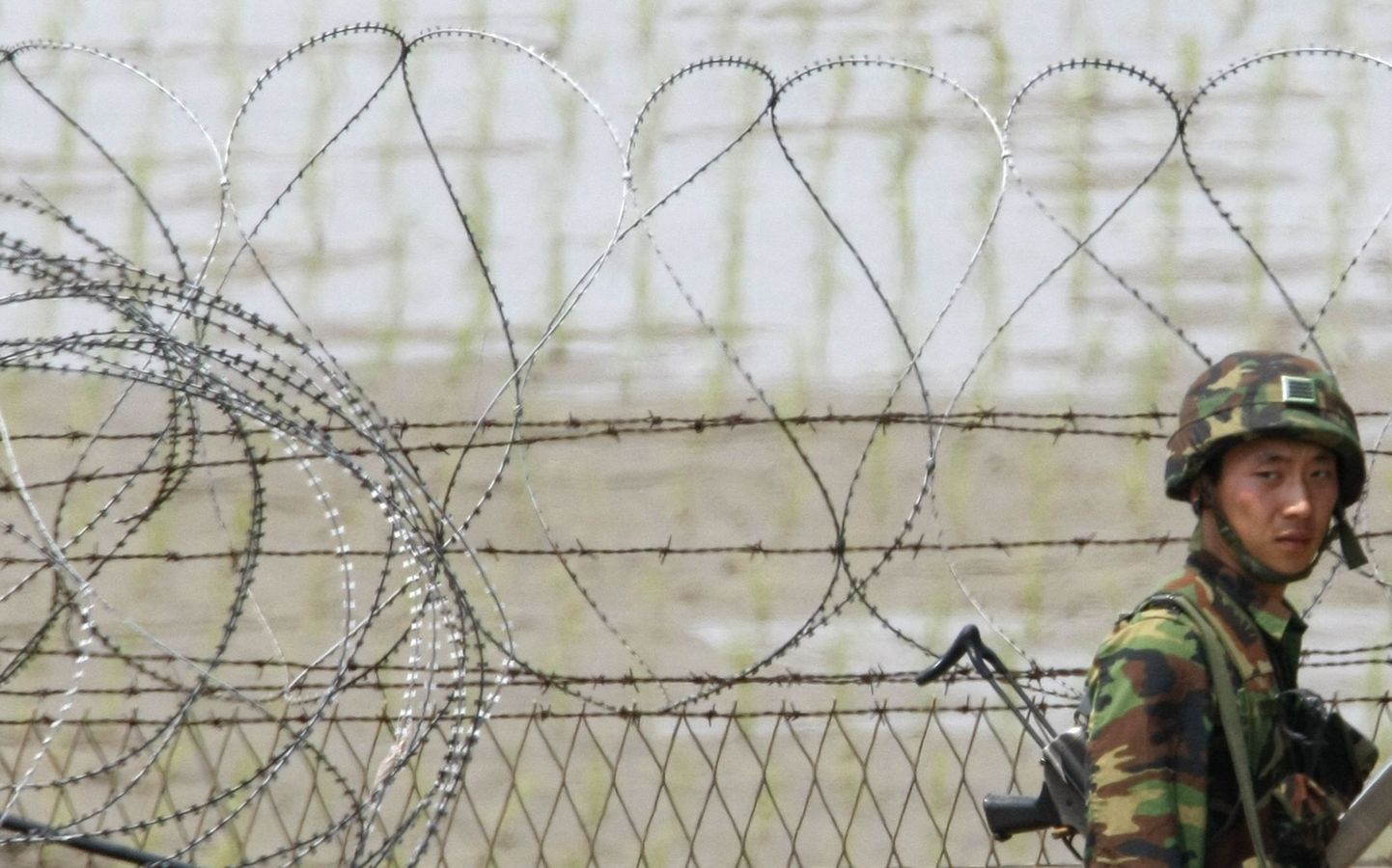 Солдат Южной Кореи патрулирует границу.