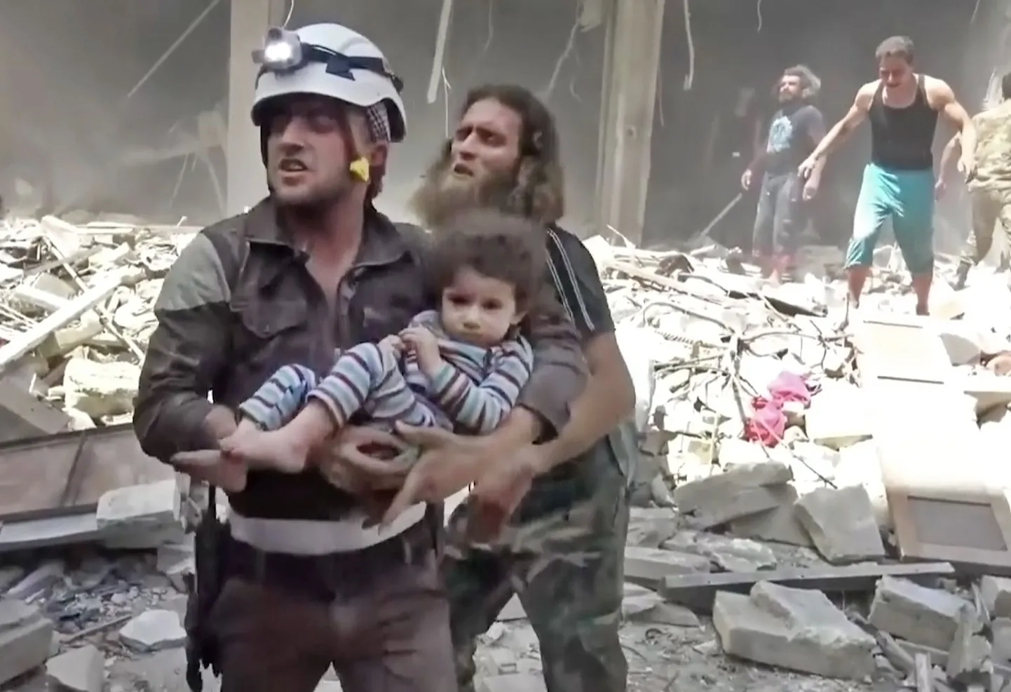 Aleppo linna hävingust last päästev kaitsetöötaja