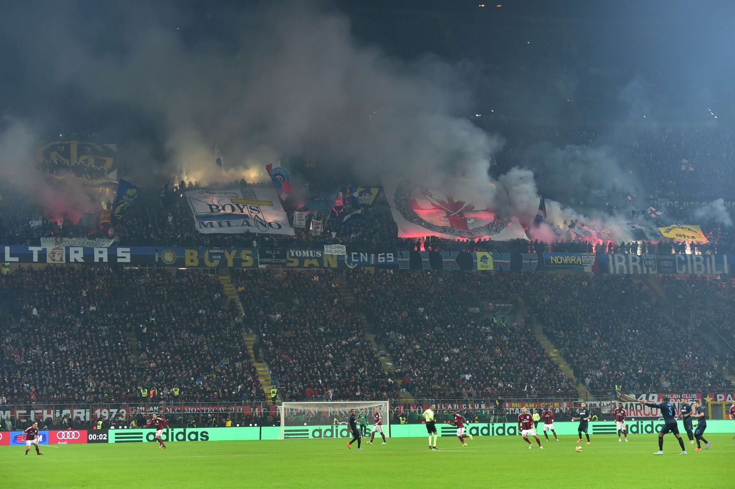 Болельщики на матче в Милане.