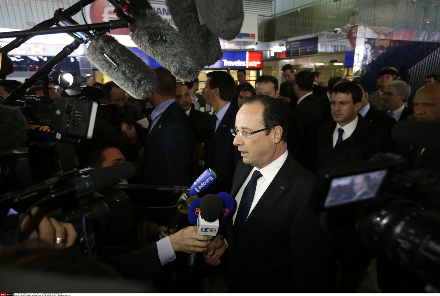 Prantsuse president François Hollande ajakirjanike piiramisrõngas.