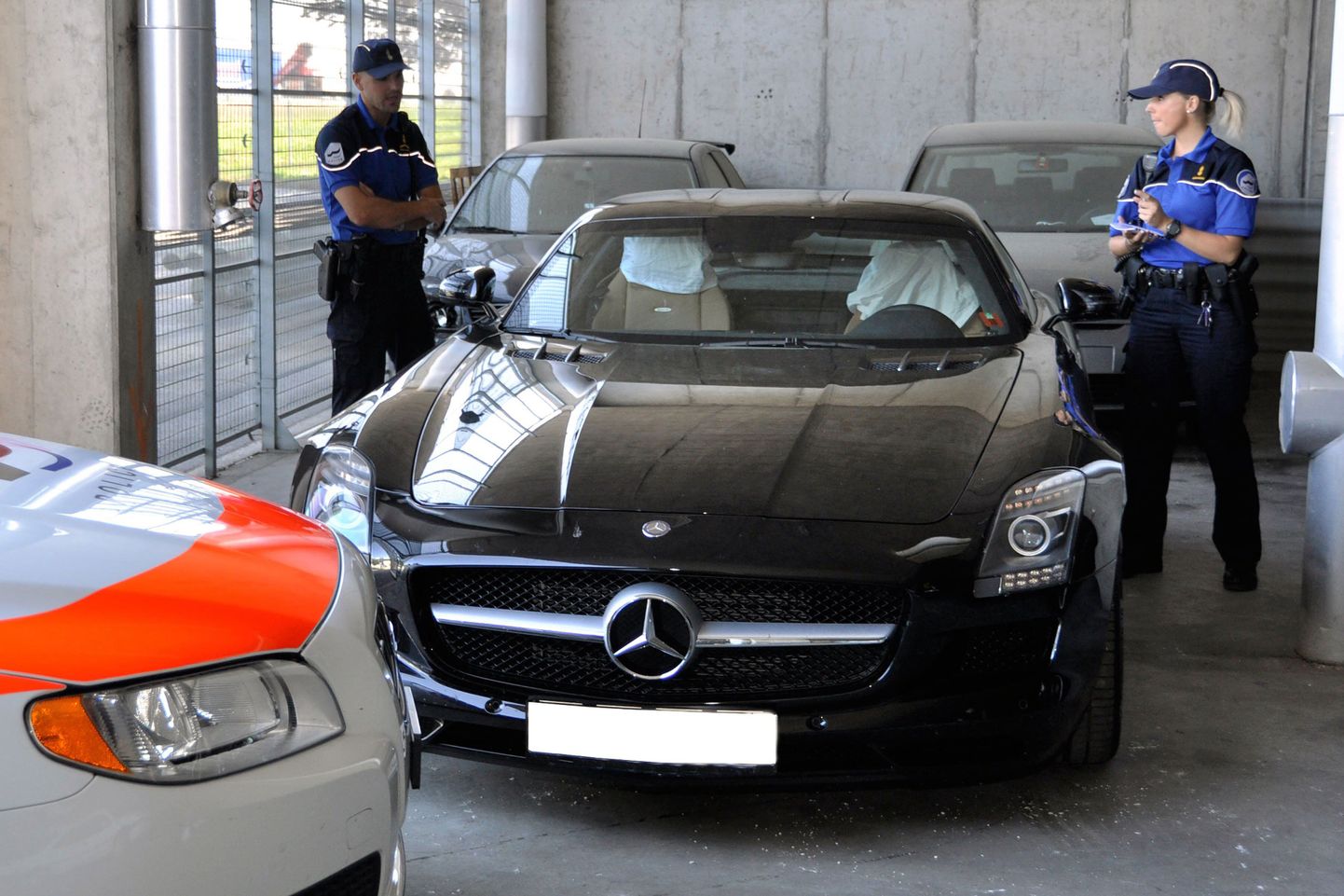 Mercedes лихача находится на попечении полиции.