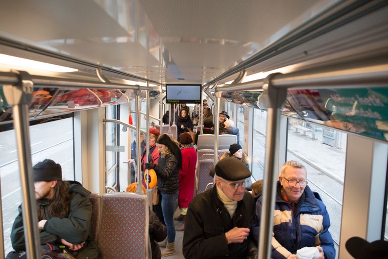 Reisijad Tallinna uues trammis.