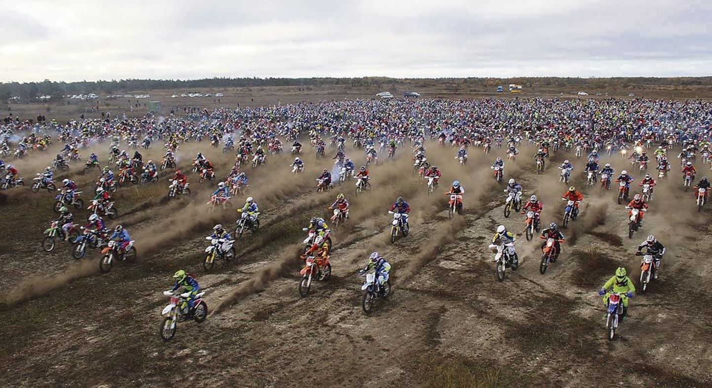 Tuhandete krossisõitjate seas kihutasid Gotlandi karmile rajale ka Paikuse motoklubi võidusõitjad.
