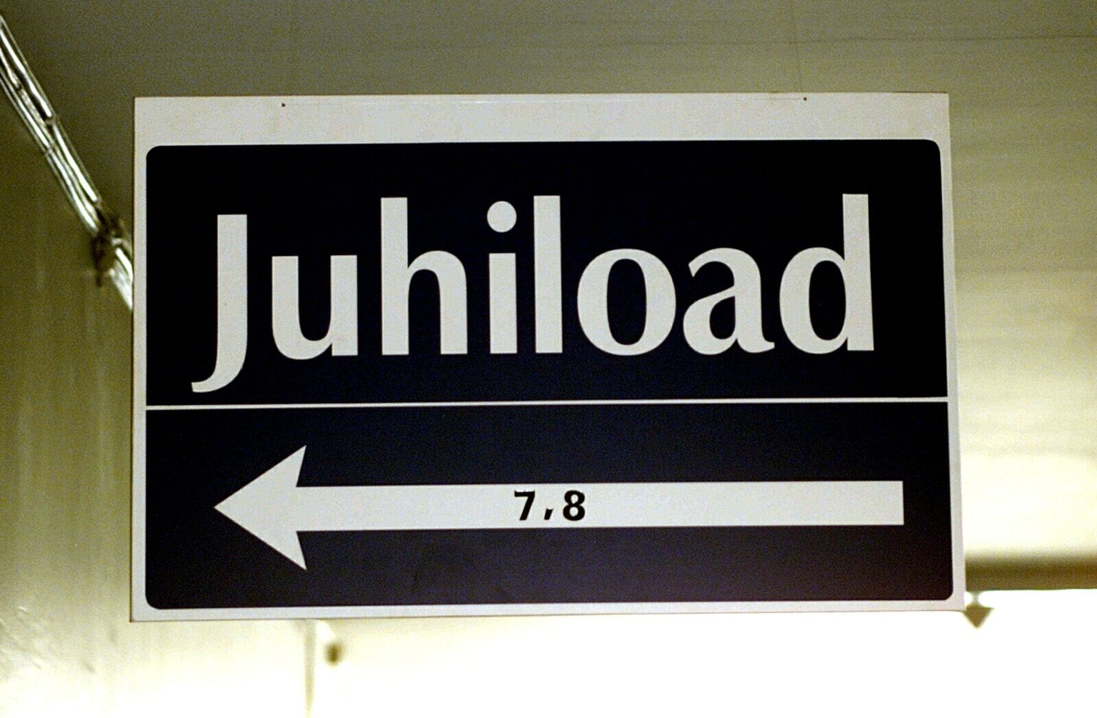 TRT01: JUHILUBADE VAHETUS : TARTU, EESTI, 05JUL01 -
Eesti Riikliku Autoregistrikeskuse Tartu büroos on tekkinud pikad järjekorrad inimestest, kes peavad oma vanad juhiload vahetama uute vastu.
Pildil juhilubade vahetusse suunav silt ARK Tartu büroos.
om/Foto OVE MAIDLA POSTIMEES