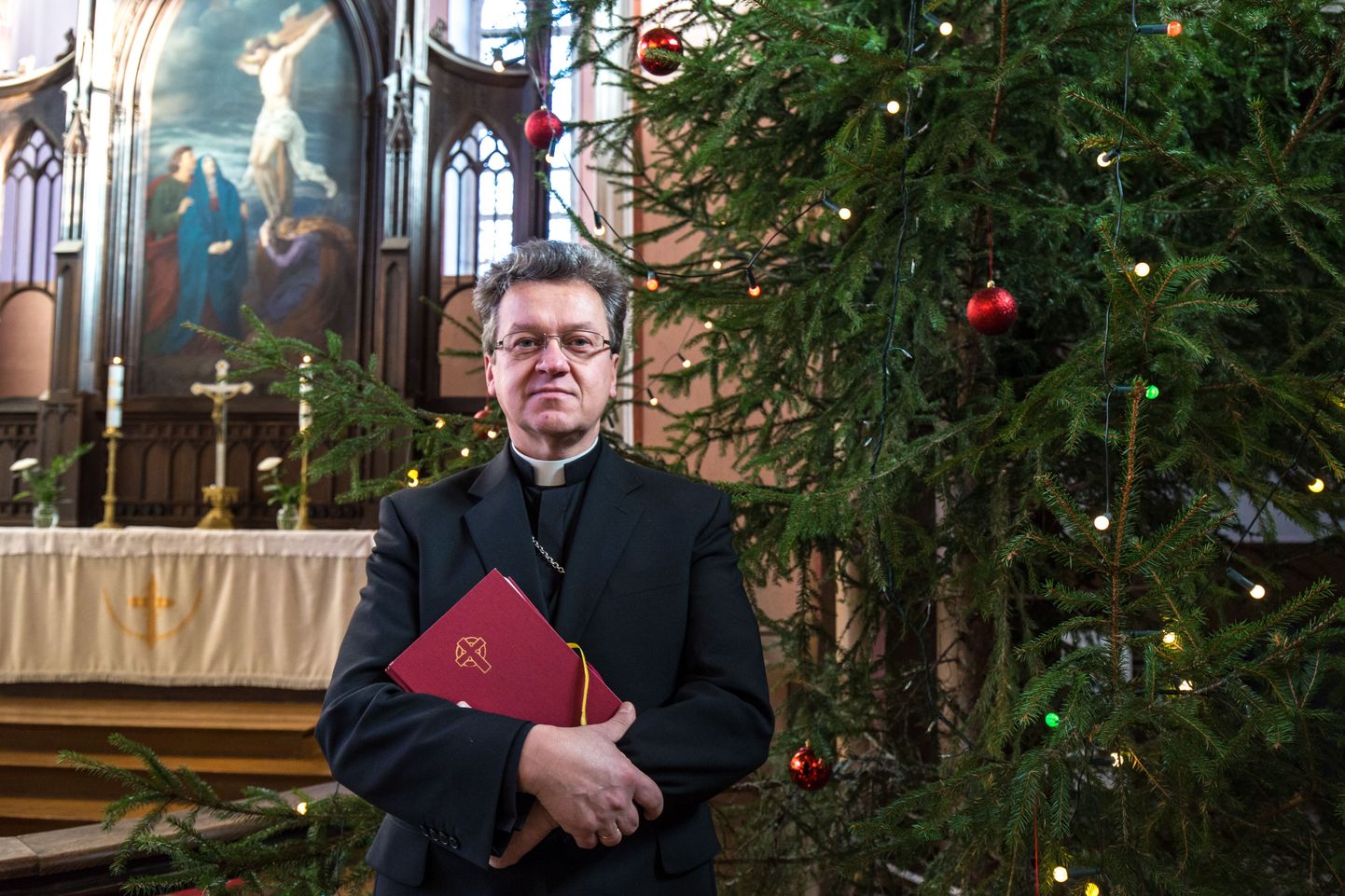 Viljandi Pauluse kiriku õpetaja Allan Praats ütleb, et jõulud on perekeskne, rõõmu ja rahu aeg.