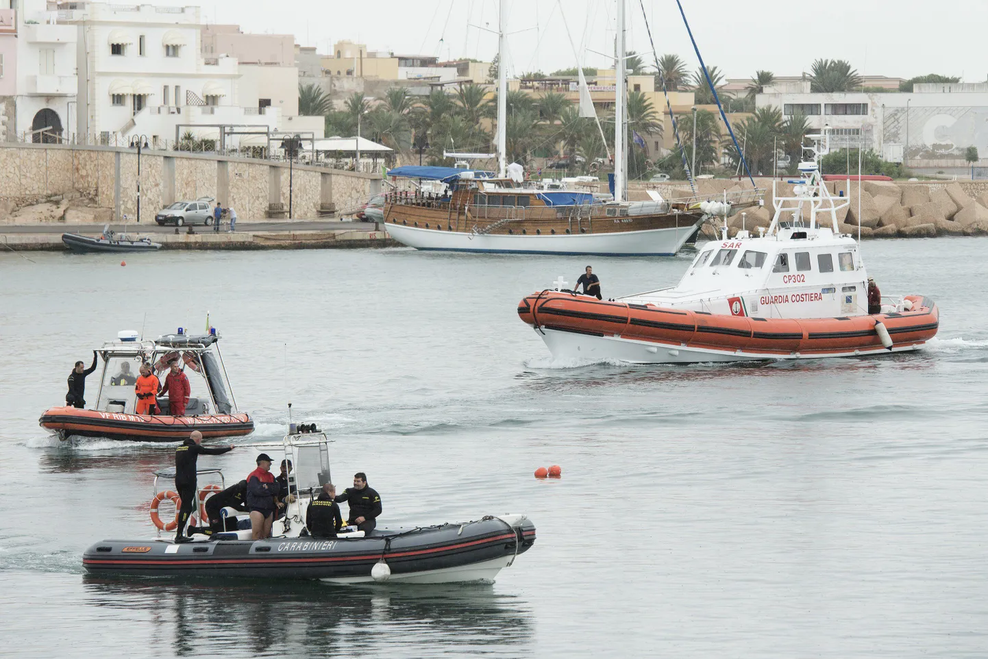 Itaalia päästeteenistuse laevad Lampedusa sadama juures täna.