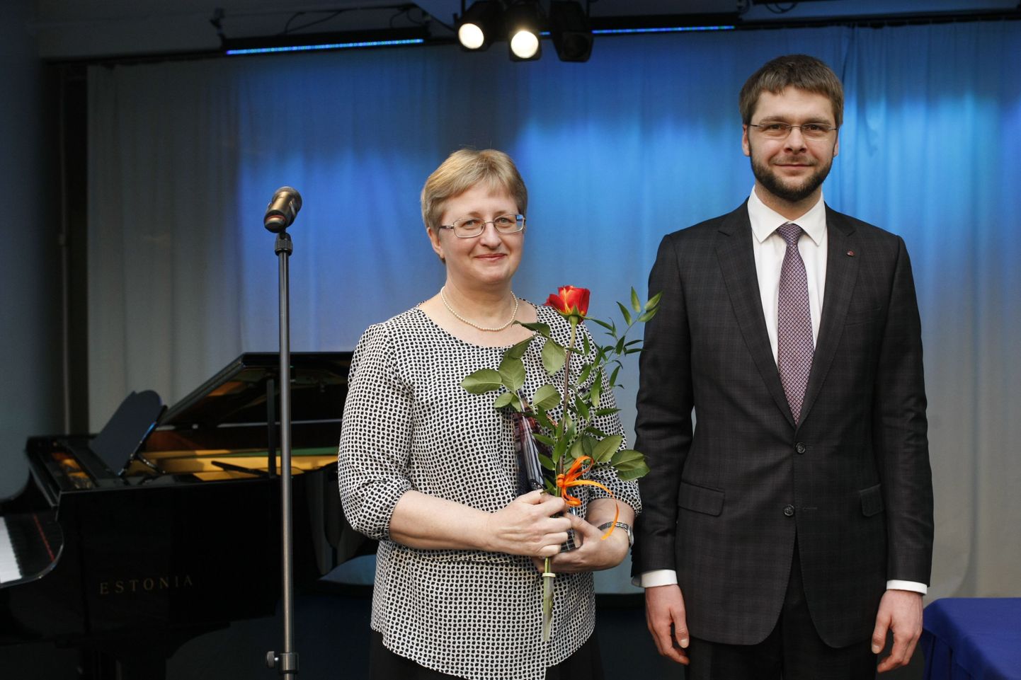 Valgamaa perearst Tatjana Laadi tunnustusüritusel koos minister Jevgeni Ossinovskiga