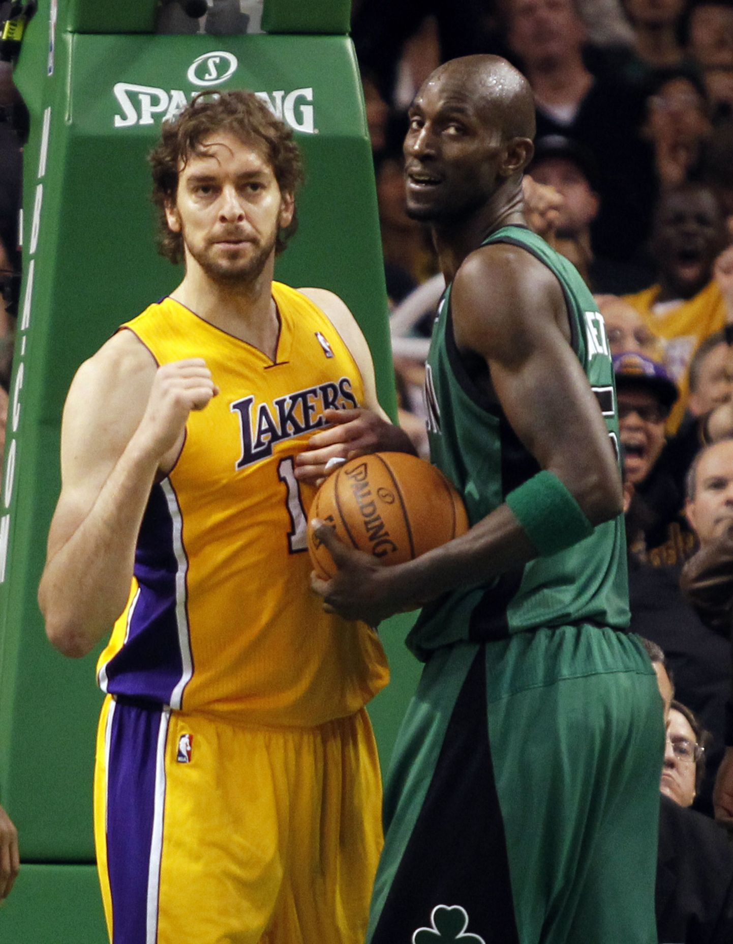 Los Angeles Lakersi Pau Gasol (vasakul) ja Boston Celticsi Kevin Garnett.
