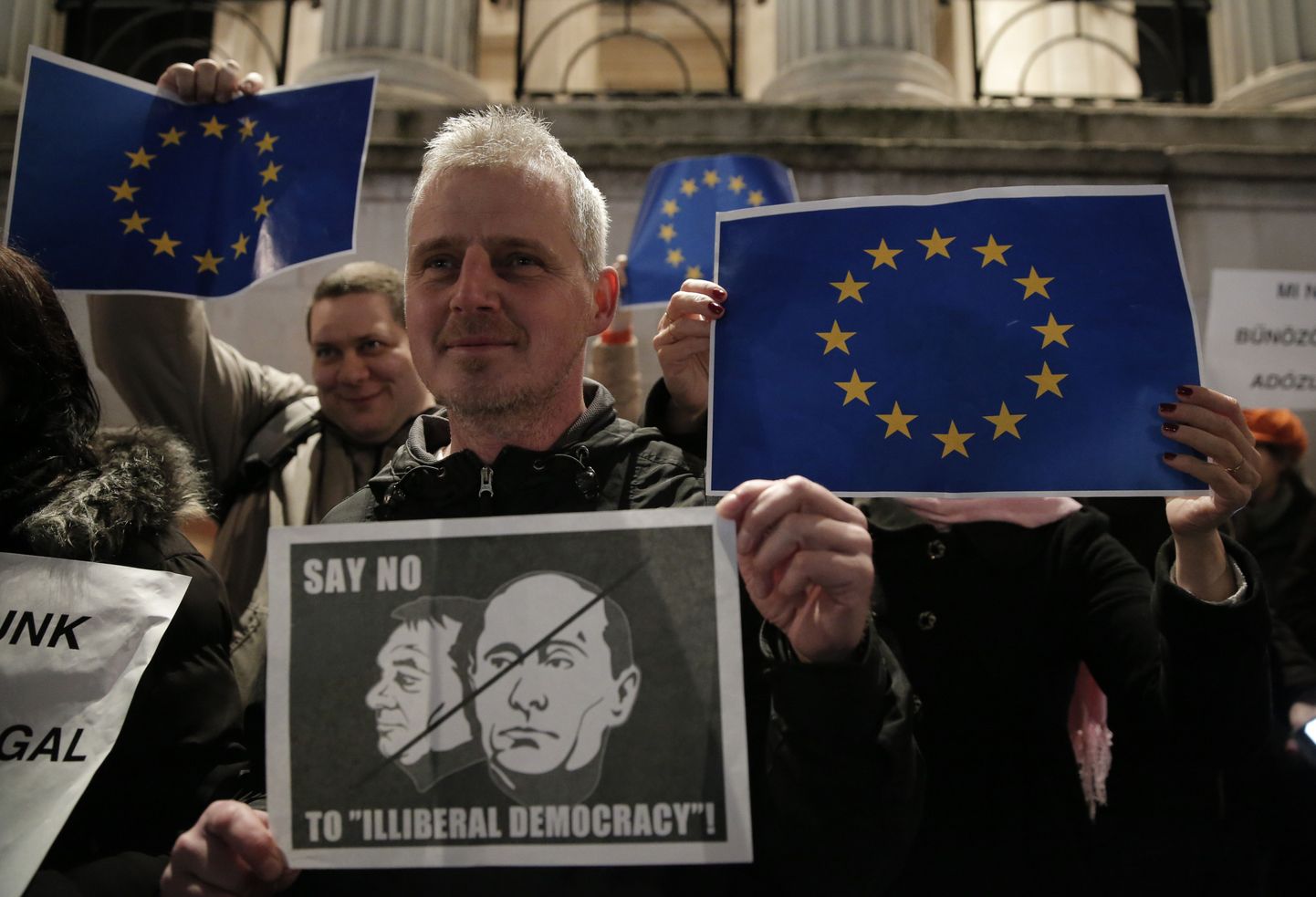 Korruptsioonivastasel meeleavaldusel Londonis oli mullu novembris plakat Ungari peaministri Viktor Orbáni ja Vene presidendi Vladimir Putini pildiga.