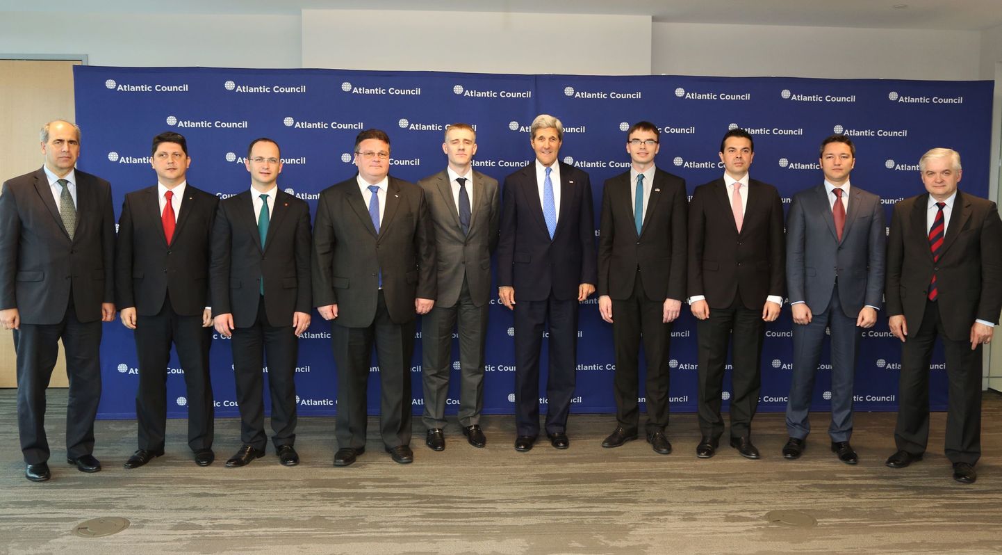 Kaitseminister Sven Mikser koos Ameerika Ühendriikide välisministri John Kerry ja teiste konverentsil osalejatega.