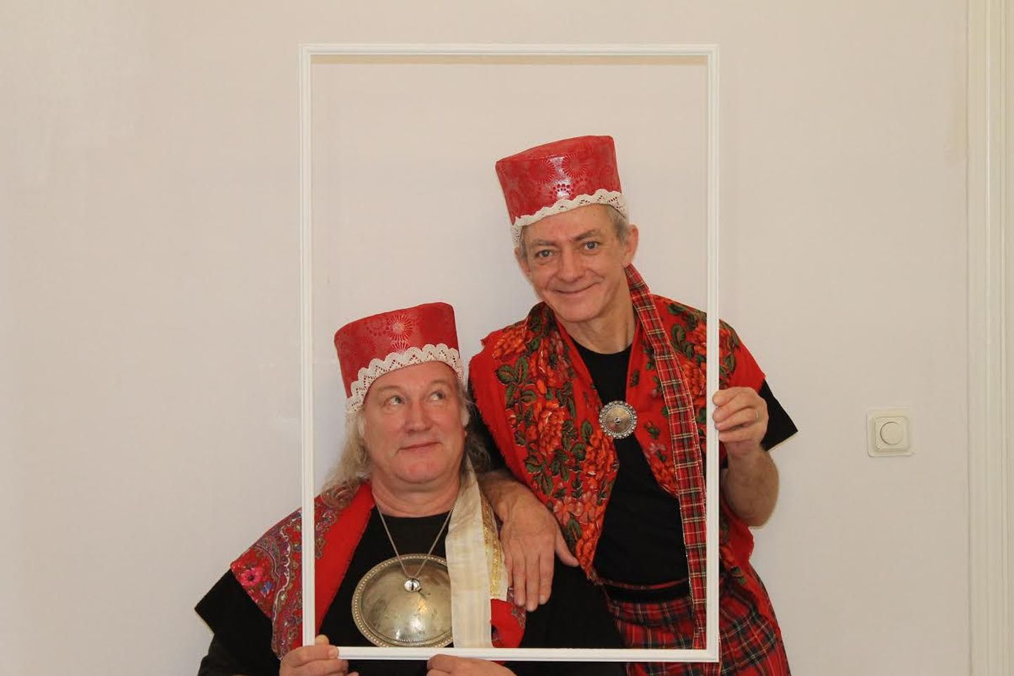 Täiskasvanutele mõeldud komöödiat "Punamütsikesed" saab näha Õisu mõisas 9. ja 19. juulil.