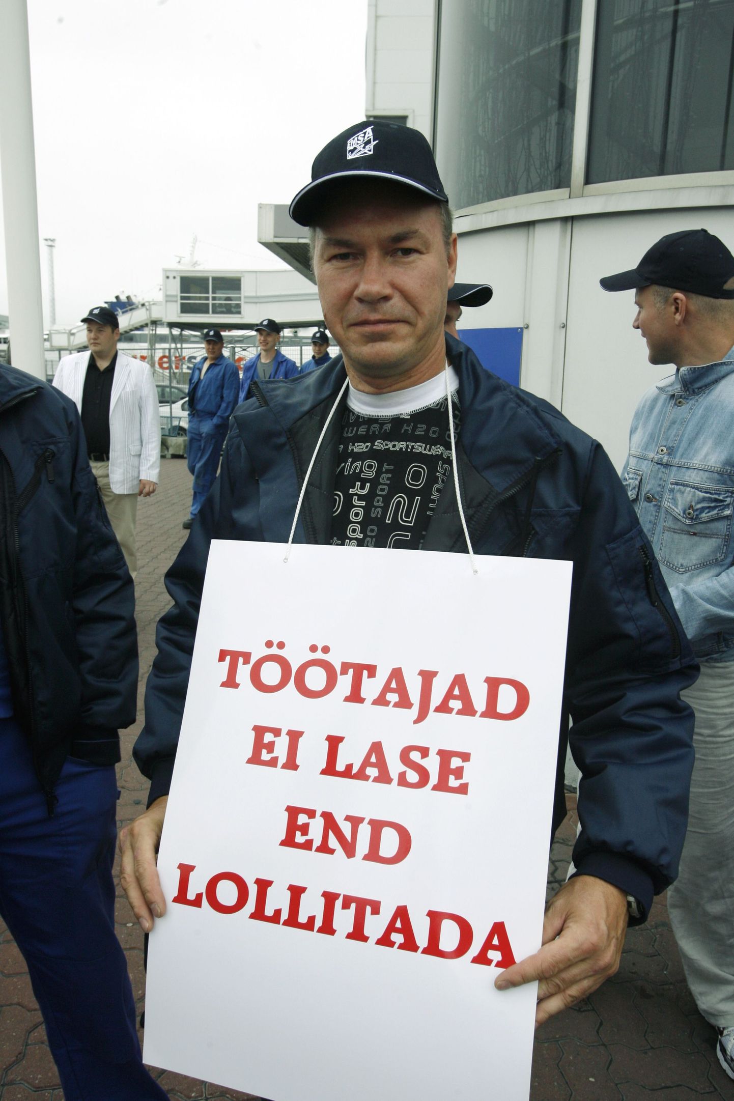 Tallink on osade töötajatega sõlminud käsunduslepingu, mis jätab inimesed ilma mitmetest töölepingu puhul kehtivatest tagatitest. Pildil streikija mullu augustis.