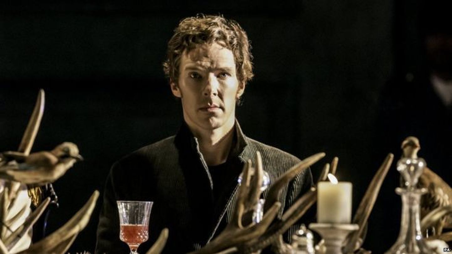 Benedict Cumberbatch Hamletina selle aasta kõmulisimas teatrilavastuses, mis on eelkõige siiski meedia- ja meelelahutussündmus, sest hingekriipiv teatrielamus jääb saamata.