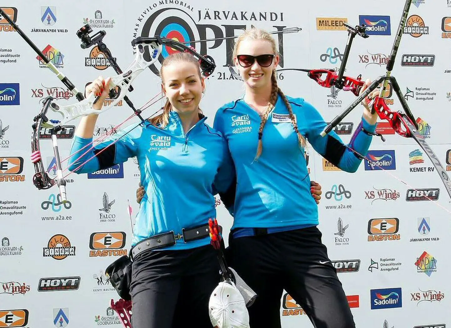 Tartu valla spordikooli vibusportlased Emily Hõim (vasakul) ja Alexandra Põllumäe.