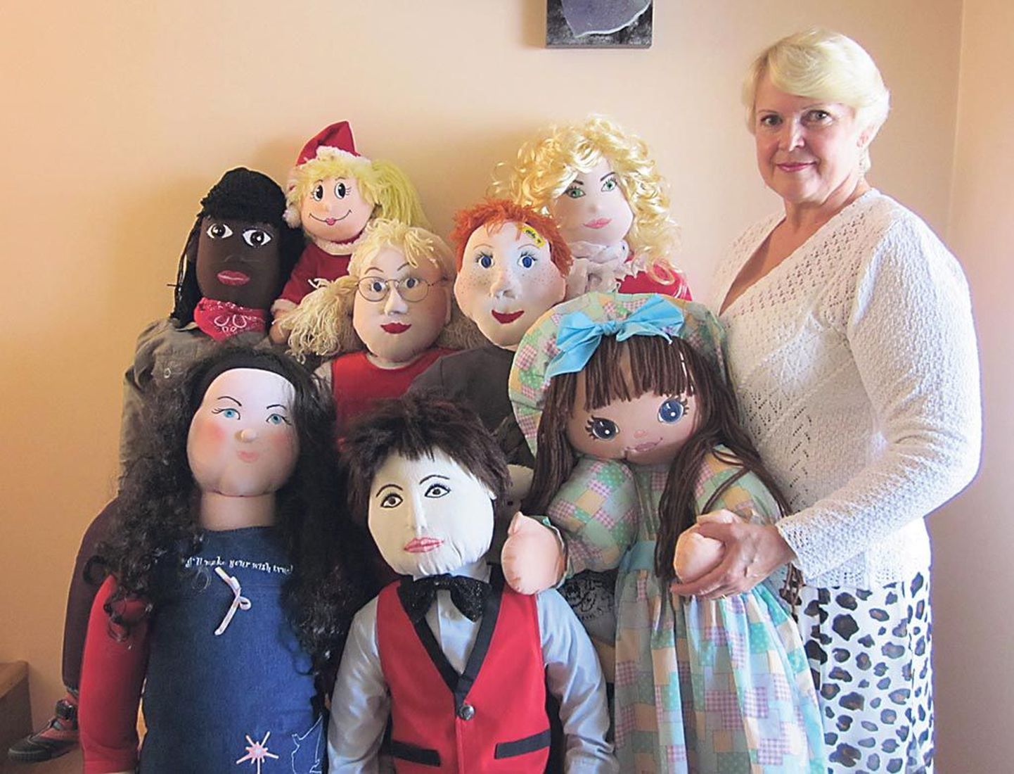 Persona Dollsi väärtuskasvatuse metoodika rakendamisel kasutab Hilve Kivipõld-Verbitskas Pärnu väikelastekoolis kaheksat nukku.