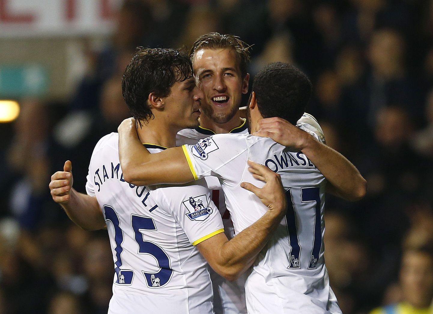 Tottenhami mängijad värava üle rõõmustamas.