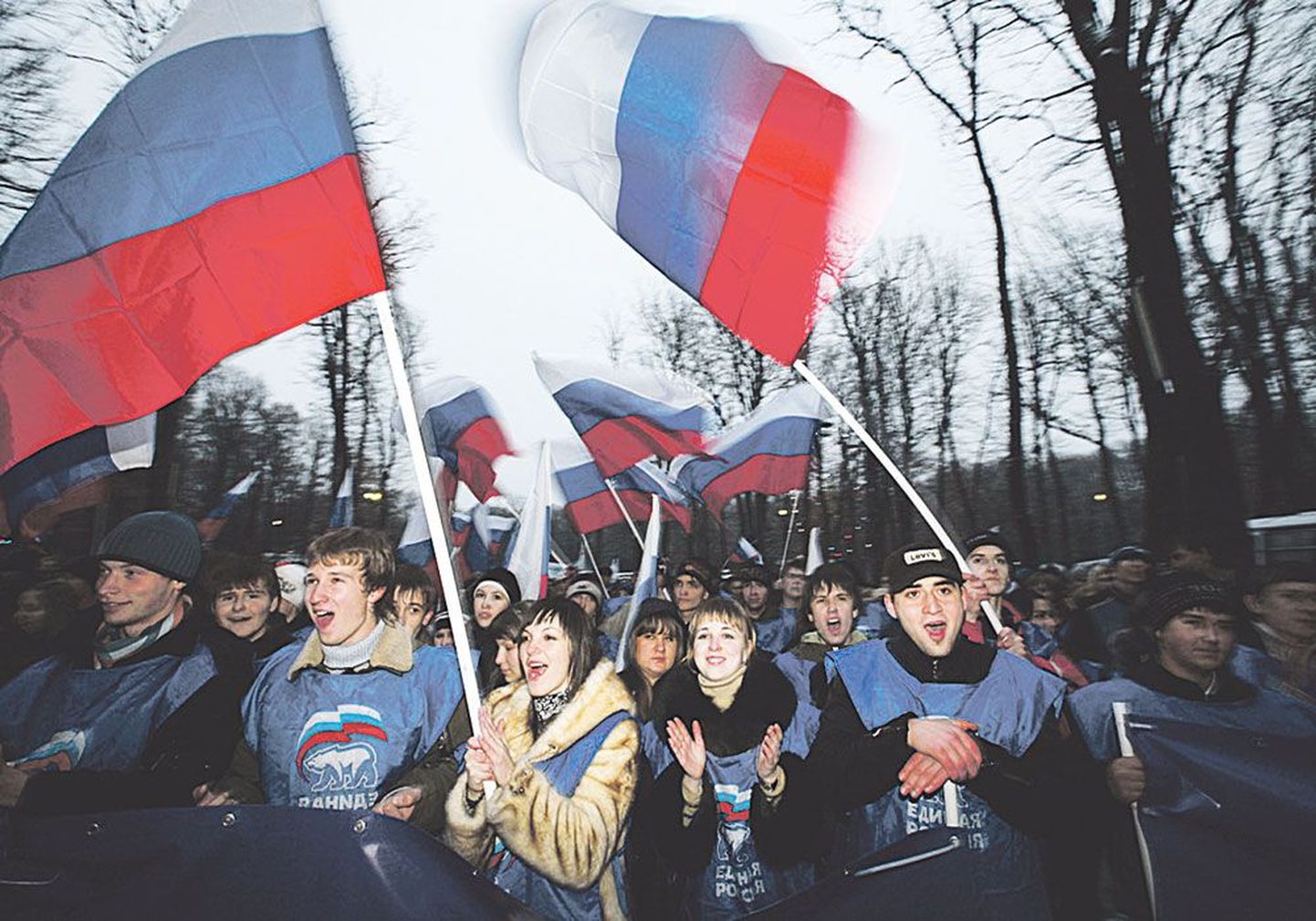 Члены молодежной организации прокремлевской «Единой России» отмечают победу на выборах.