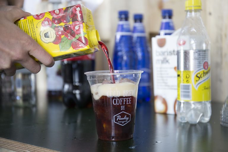 Võrdsetes osades külmpruul kohvi, toonikut ja kirsimahla annab suviselt kerge maitse koos korraliku kofeiini kogusega.