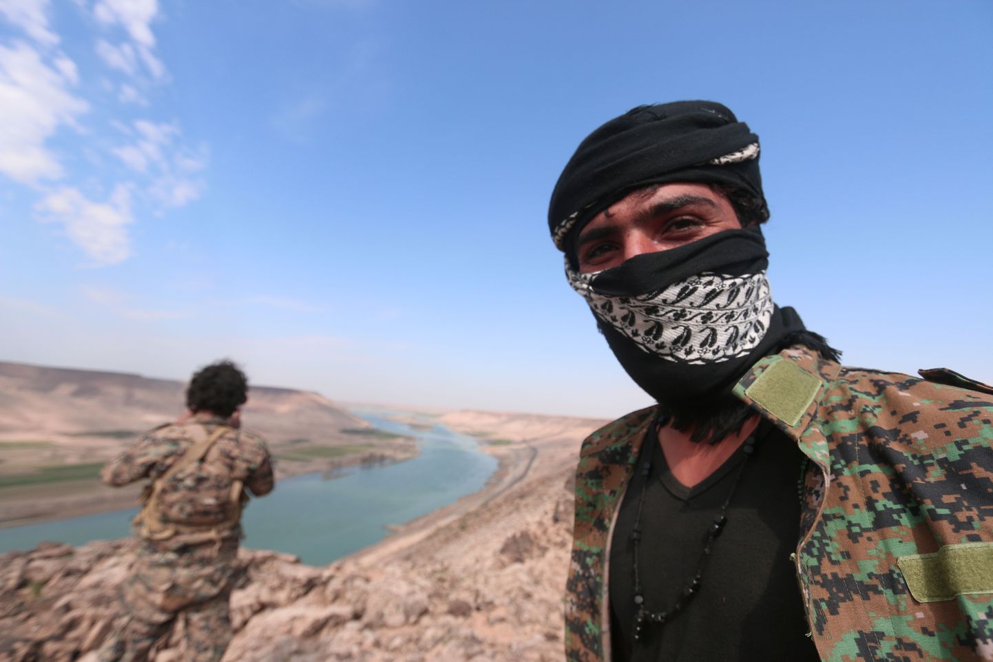 Araablasest võitleja Raqqa lähistel.