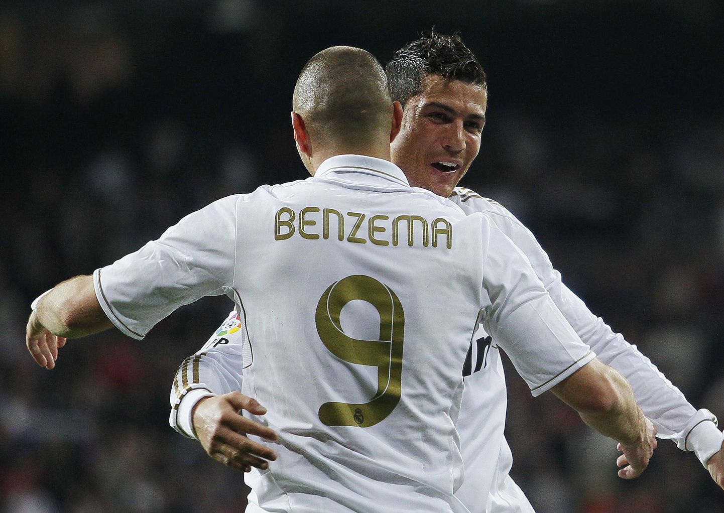 Karim Benzema (seljaga) ja Cristiano Ronaldo väravat tähistamas.