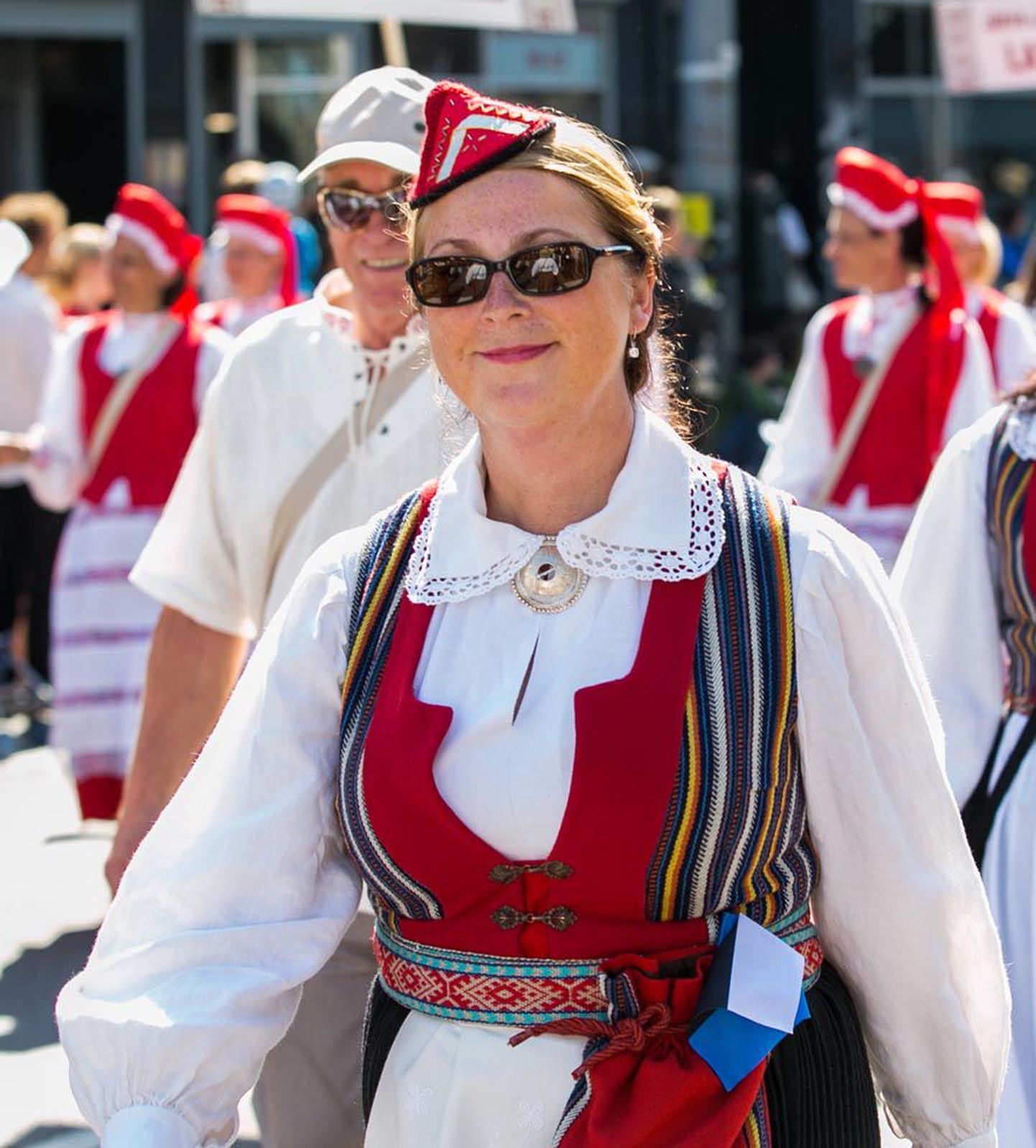 Möödunud suvel marssis Maret Põder Tallinnas laulu- ja tantsupeo rongkäigus koos Roosna-Alliku valla rahvaga, kellel polnud õrna aimugi, et abivallavanem on puudega lapse tagant raha varastanud.