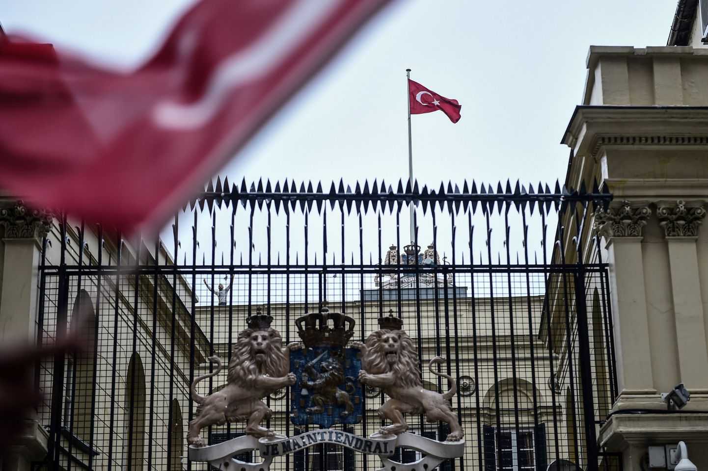 Türgi lipp Hollandi Istanbuli konsulaadi katusel.
