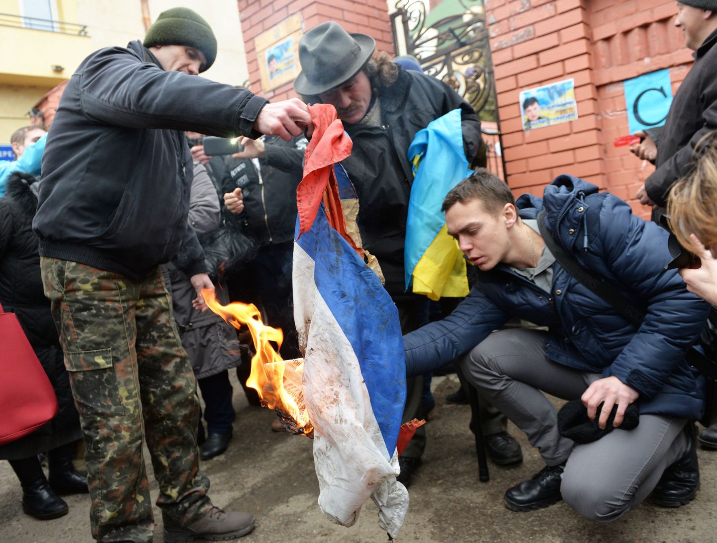 Meeleavaldajad põletasid konsulaadi juures ka Vene lippu.