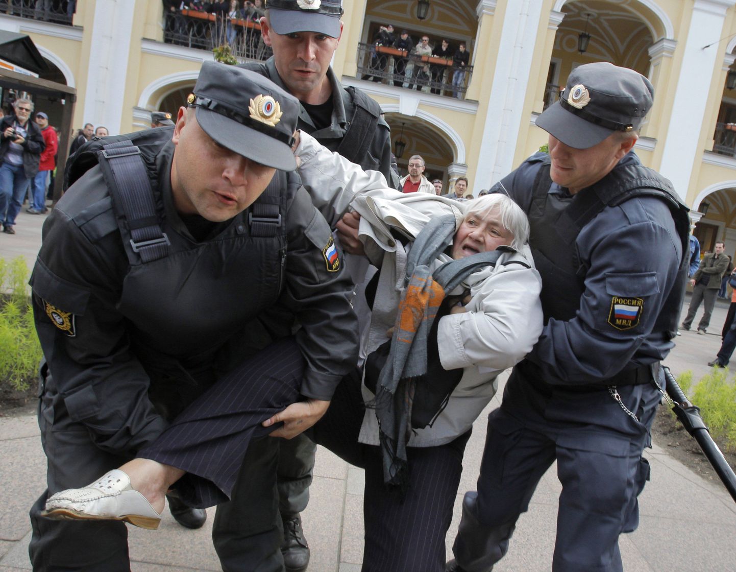 Милиционеры ведут участницу митинга в Санкт-Петербурге.