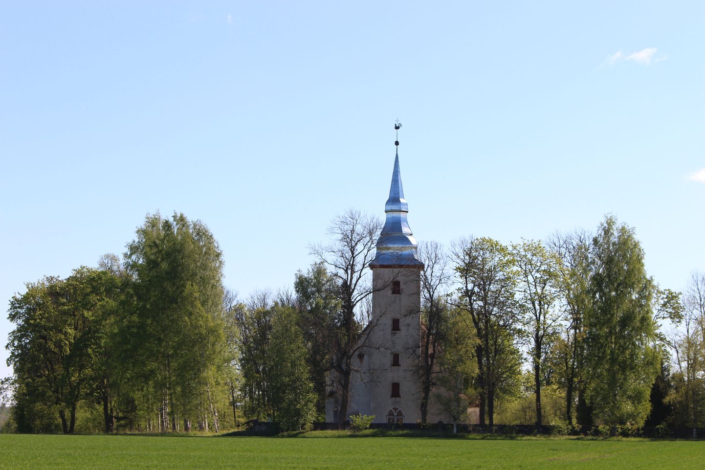 Torma kirik keset suvist maastikku.