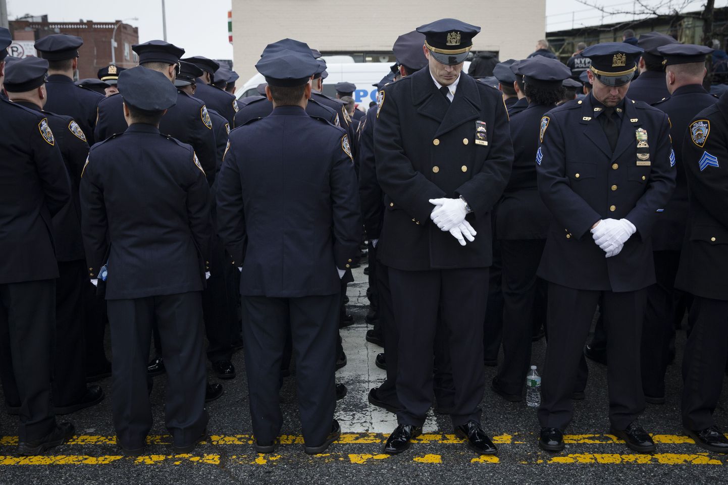 New Yorgi politseinikud avaldasid eile  kolleegi matustel seljapööramisega oma arvamust.
