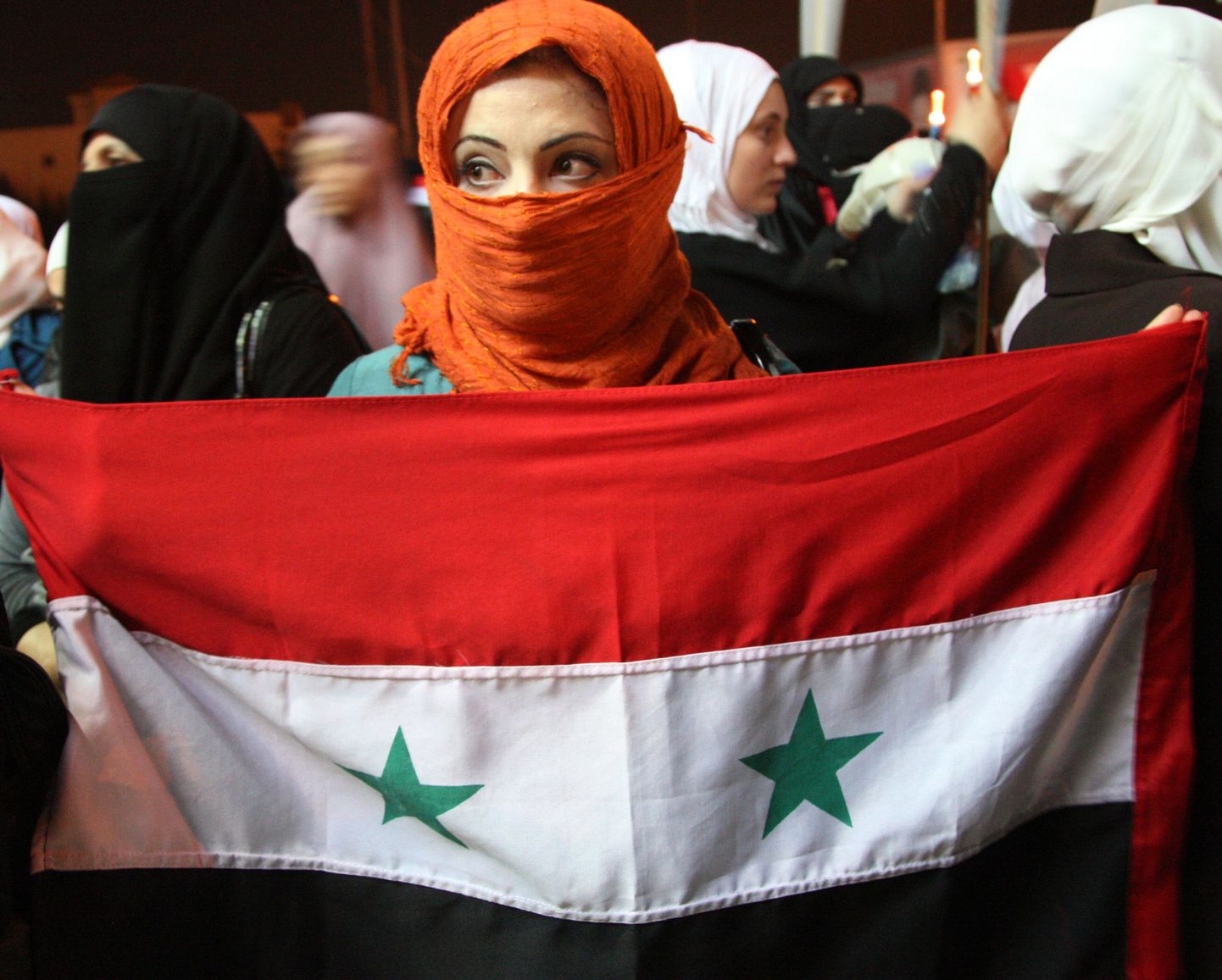Assadi-vastane meeleavaldaja Jordaanias Süüria lipuga.