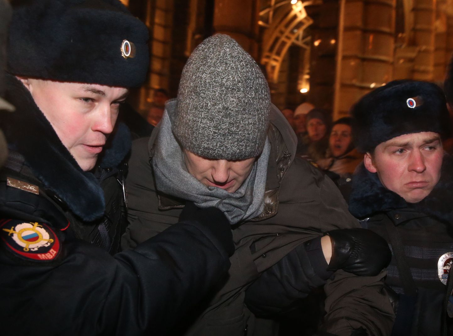 Vene politsei Aleksei Navalnõid meeleavalduselt ära viimas