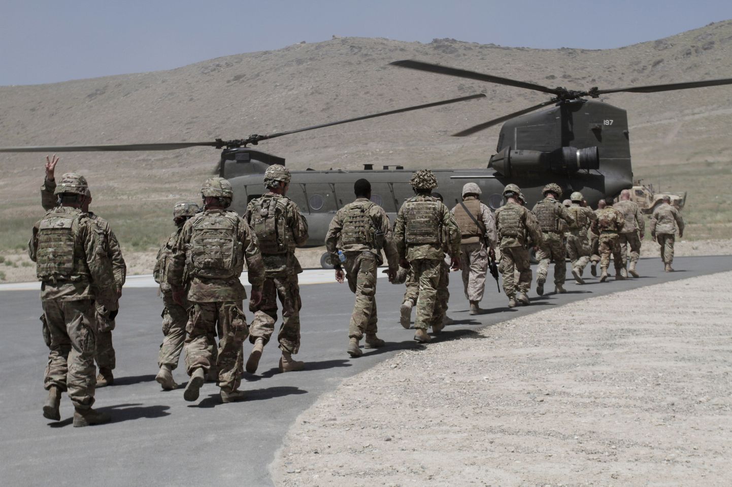 NATO sõdurid helikopteriga.