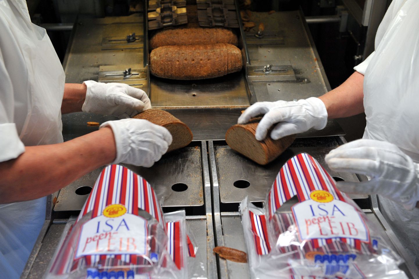 Leiburi kvaliteedijuhi kinnitusel ei saa nad endale apsakaid lubada, sest koos leivaga müüakse tarbijaile ka usaldust. Pildil leibade pakkimine Leiburi tehases.
