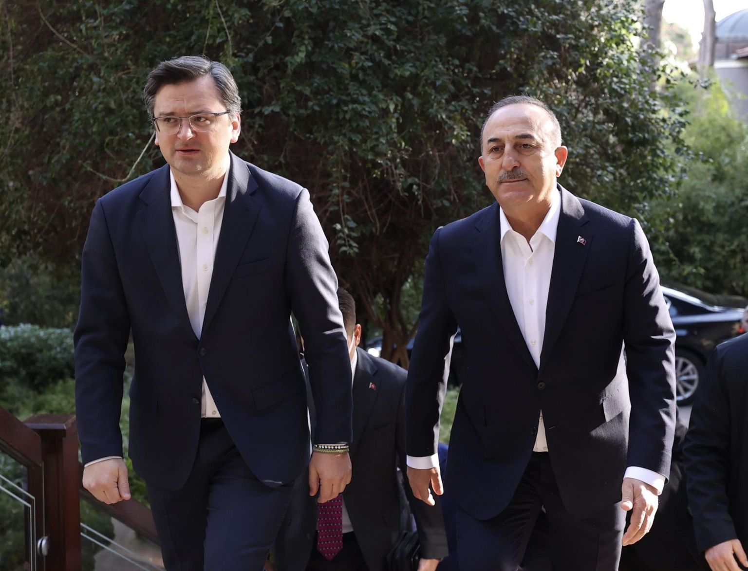 Türgi välisminister Mevlüt Çavuşoğlu võõrustamas Antalyas Ukraina kolleegi Dmõtro Kulebat.