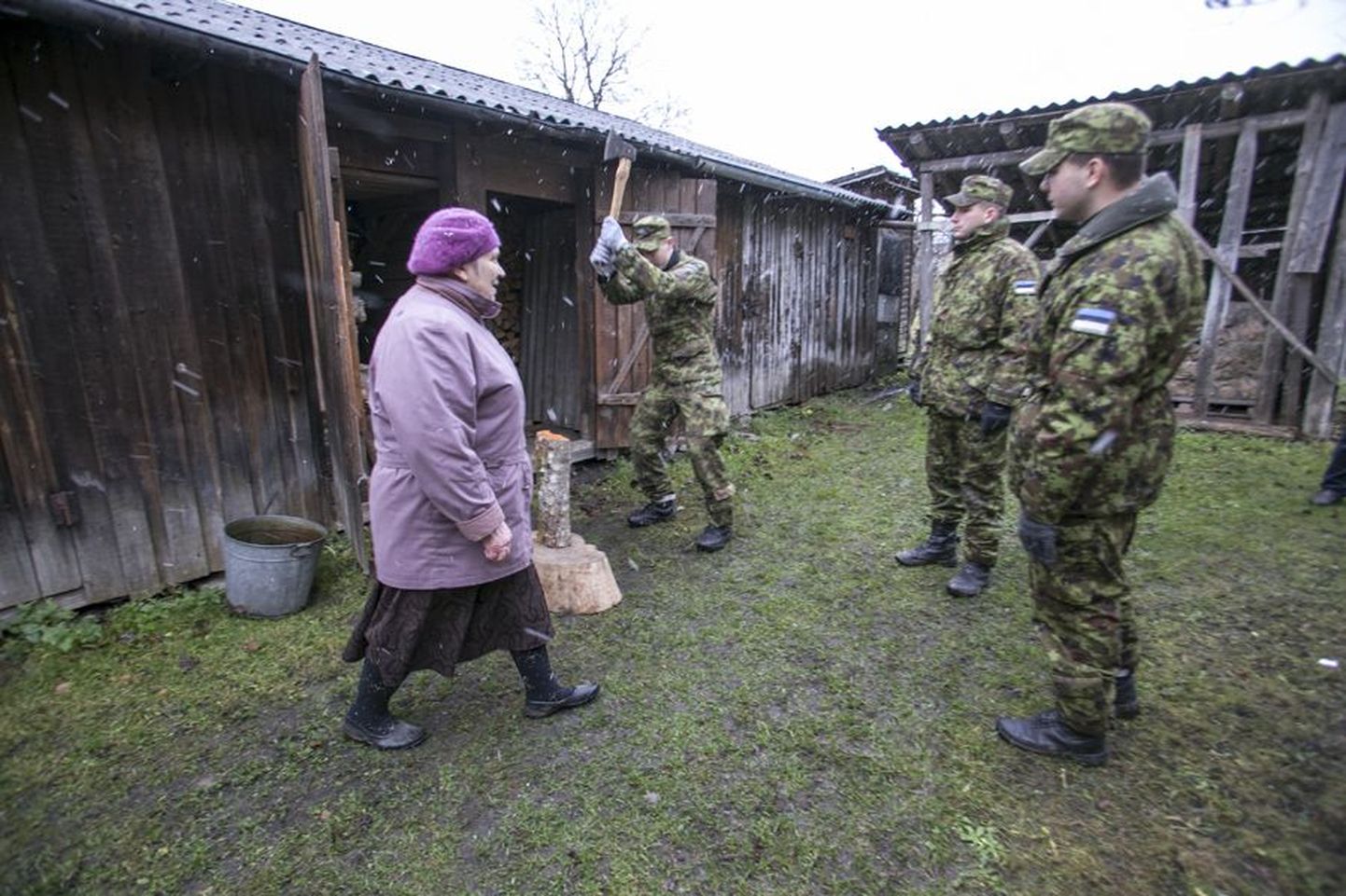 Abivajaja Laine Kallasmaa näitab sõduritele, kus asuvad puud, mis vajavad lõhkumist ning kuuri tassimist.