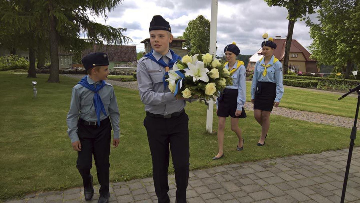 Noorkotkad ja kodutütred viisid pärast lipuheiskamist ja austamistseremooniat pärja Emilie Rosalie Beermanni hauale.