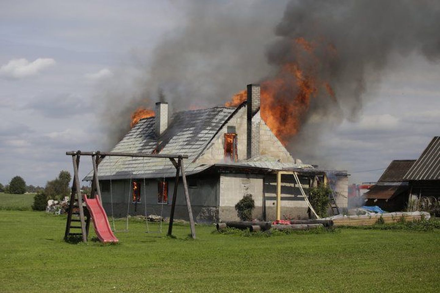 Пожар в деревне Отику.