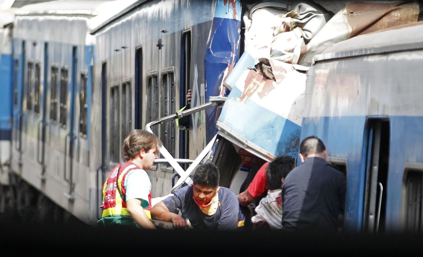 Päästjad Buenos Airese Once raudteejaamas reisijaid vagunist välja aitamas.
