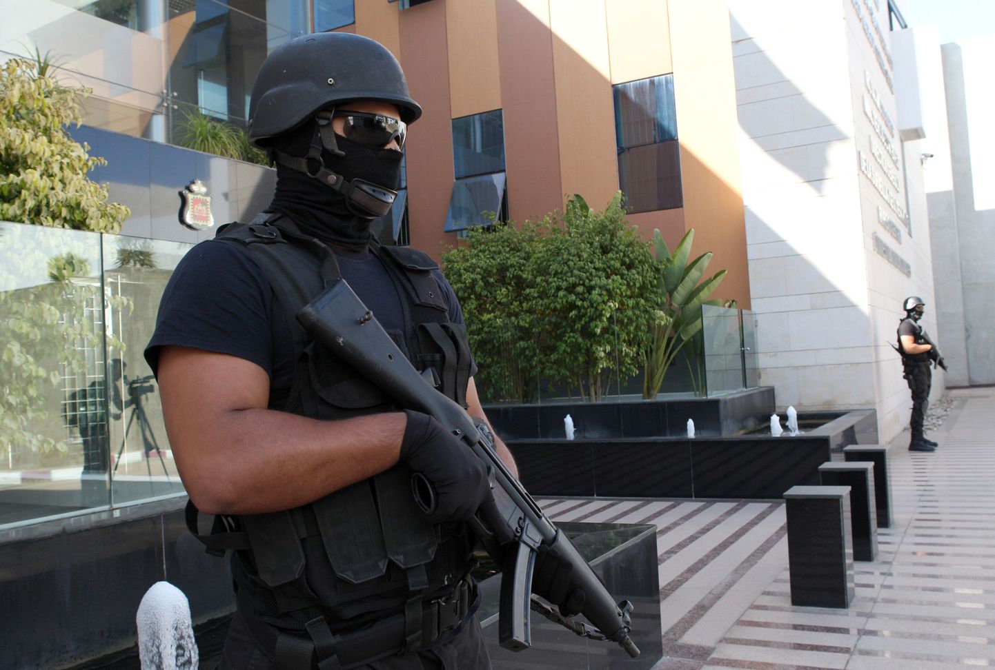 Maroko terrorismivastase võitluse eriüksuse sõdurid valves juurdlusbüroo hoone ees.