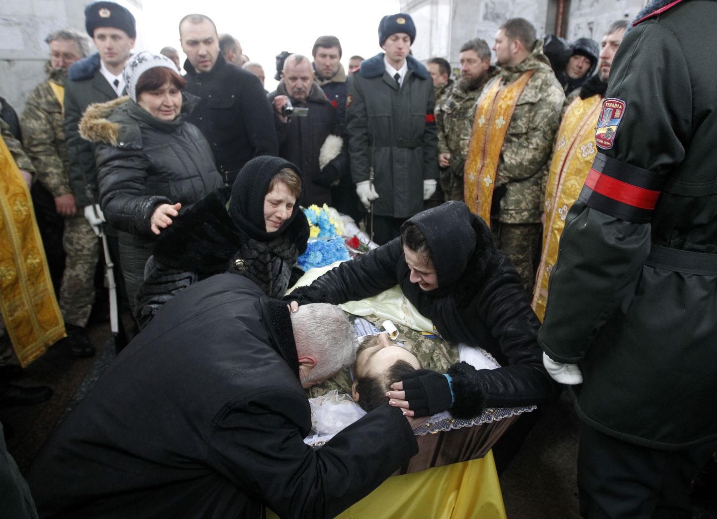 Lähedased leinamas Leonid Dergatši kirstu ümber Kiievis.