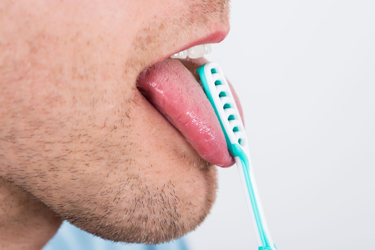 Keelt saab puhastada nii hambaharja kui ka spetsiaalse keelepuhastajaga.